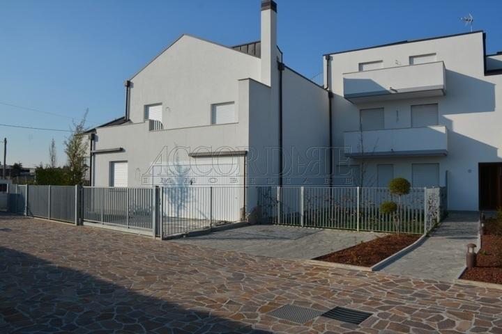 casa indipendente in vendita a Padova in zona San Carlo