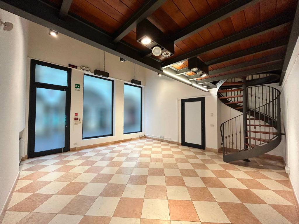 negozio in vendita a Padova in zona Savonarola