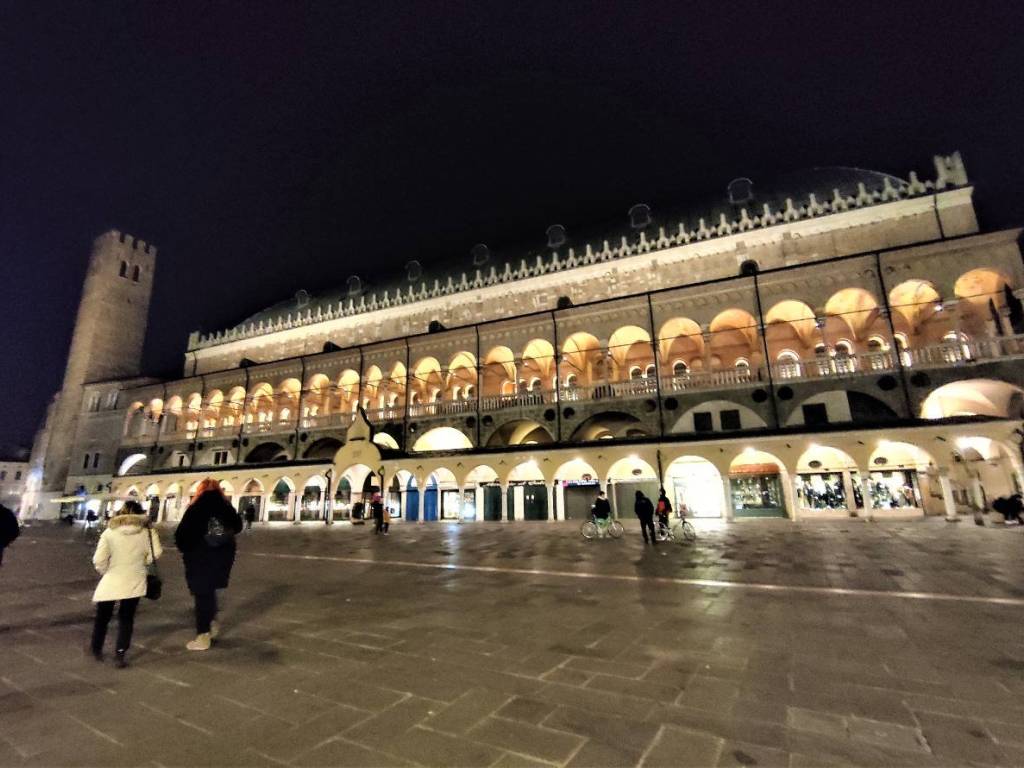 negozio in vendita a Padova in zona Savonarola