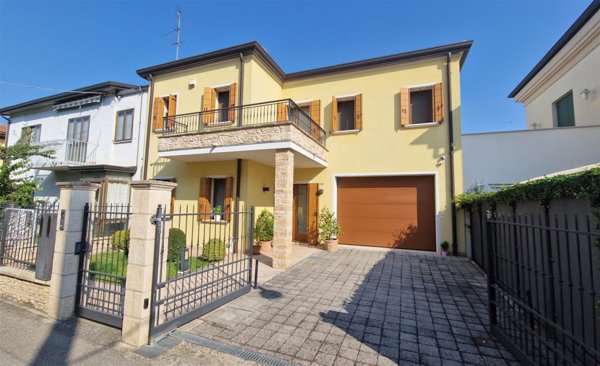casa indipendente in vendita a Padova in zona Sant'Osvaldo / Santa Rita