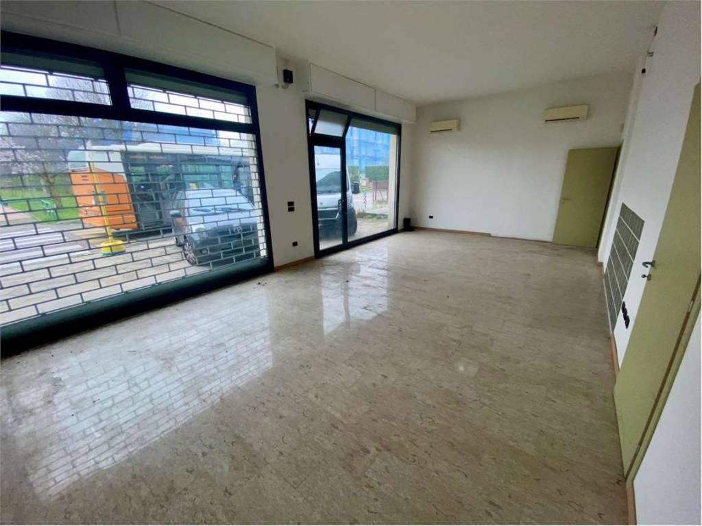 negozio in vendita a Padova in zona Guizza