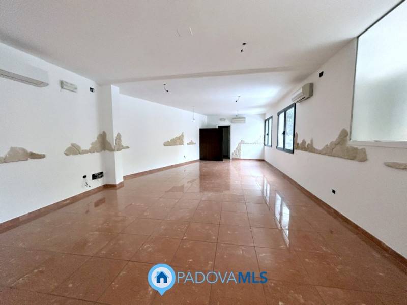 negozio in vendita a Padova in zona Ponte di Brenta