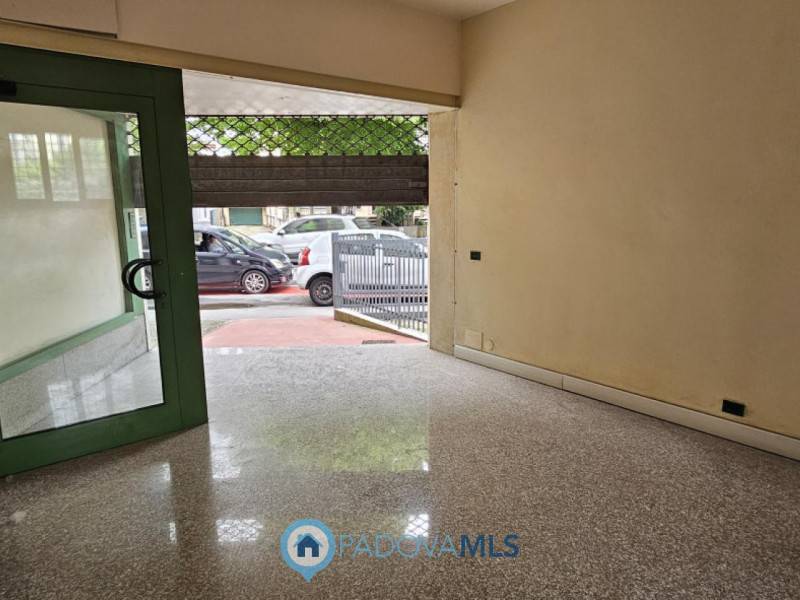 negozio in vendita a Padova in zona Sant'Osvaldo / Santa Rita