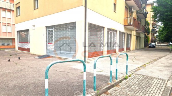 negozio in vendita a Padova in zona Arcella