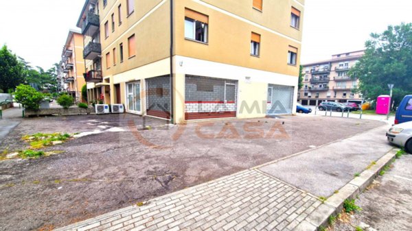negozio in vendita a Padova in zona Arcella