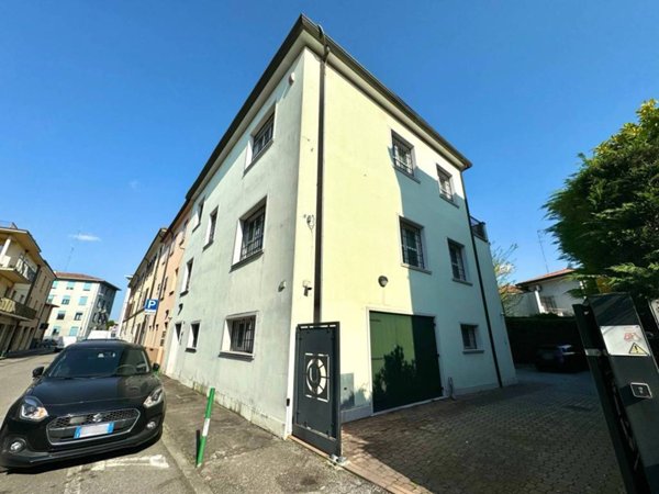 casa indipendente in vendita a Padova in zona Sant'Osvaldo / Santa Rita