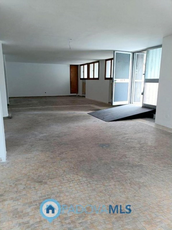 locale di sgombero in vendita a Padova in zona San Carlo