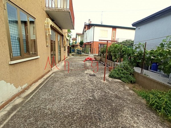 casa indipendente in vendita a Padova in zona Sant'Osvaldo / Santa Rita
