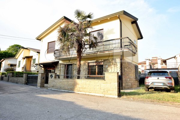 casa indipendente in vendita a Padova in zona Mandria