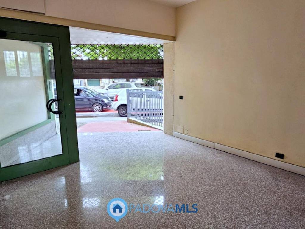 negozio in vendita a Padova in zona Sant'Osvaldo / Santa Rita