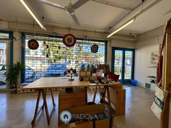 negozio in vendita a Padova in zona Arcella