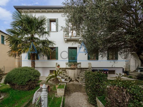 casa indipendente in vendita a Padova in zona Sacra Famiglia