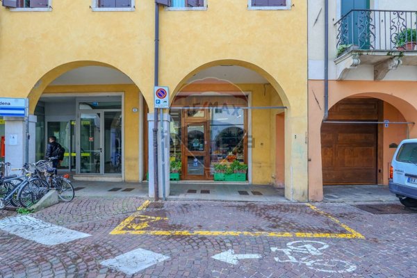 locale commerciale in vendita a Padova in zona Centro Storico
