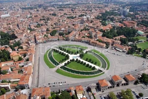 negozio in vendita a Padova in zona Santa Croce