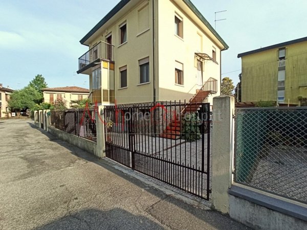 casa indipendente in vendita a Padova in zona Sant'Osvaldo / Santa Rita