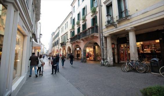 negozio in vendita a Padova in zona Savonarola