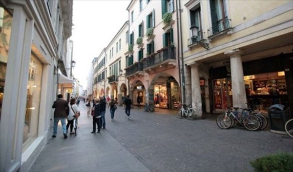 negozio in vendita a Padova in zona Centro Storico