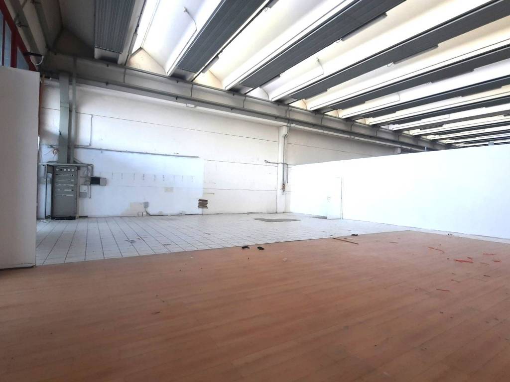 locale commerciale in vendita a Padova in zona Camin / Granze