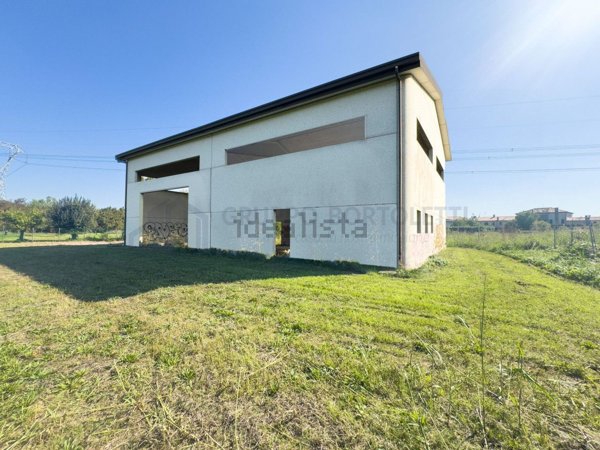 capannone in vendita a Padova in zona Guizza