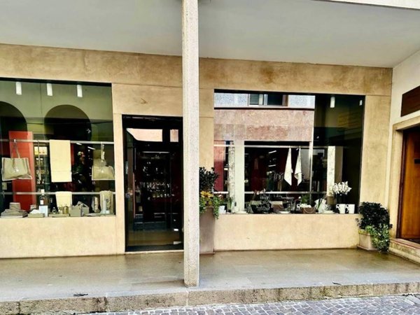 negozio in vendita a Padova in zona Savonarola
