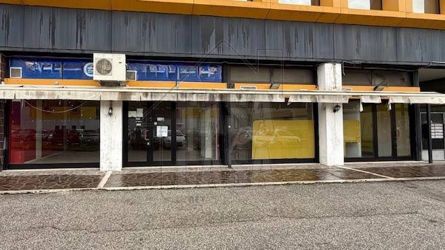 negozio in vendita a Padova in zona Stanga