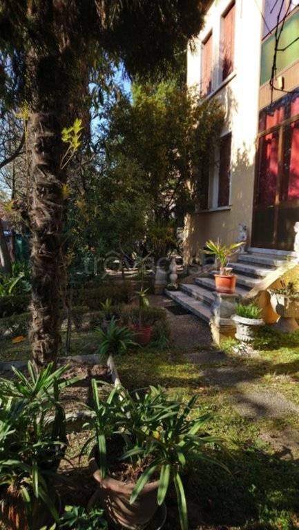 casa indipendente in vendita a Padova in zona Sant'Osvaldo / Santa Rita