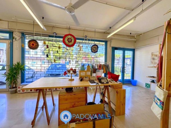 negozio in vendita a Padova in zona Arcella