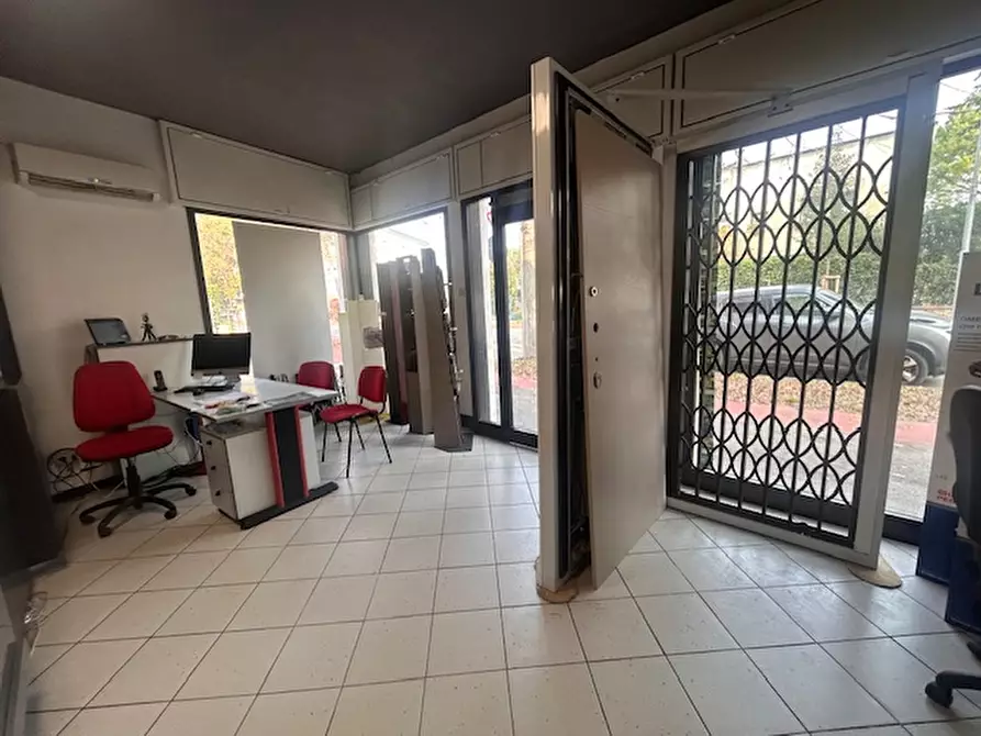 negozio in vendita a Padova in zona Sant'Osvaldo / Santa Rita