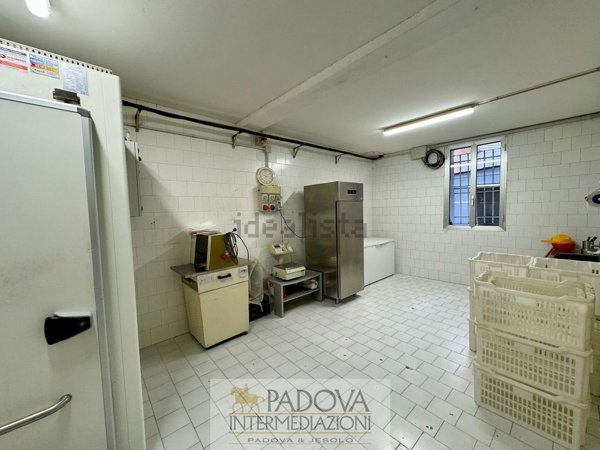 locale commerciale in vendita a Padova in zona Santa Croce