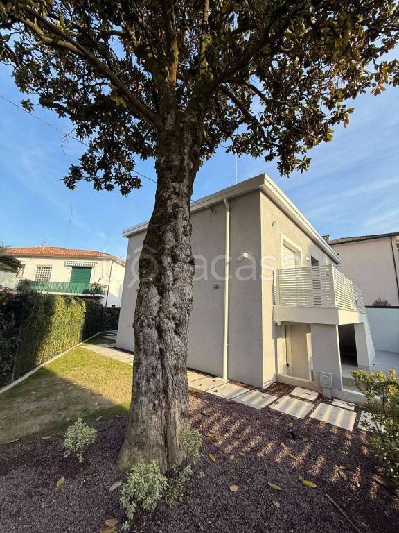 casa indipendente in vendita a Padova in zona Sacra Famiglia