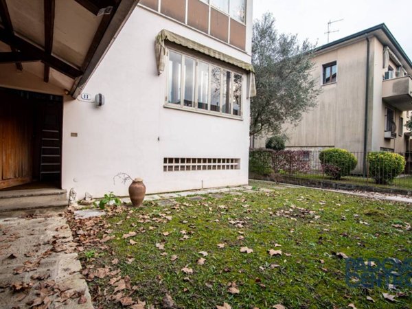 casa indipendente in vendita a Padova in zona Sacra Famiglia