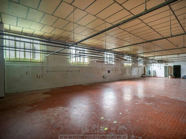 locale commerciale in vendita a Padova in zona Camin / Granze
