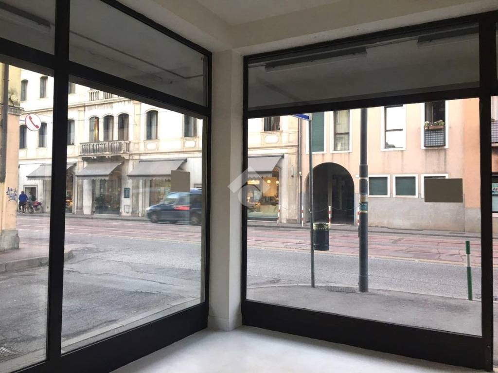 negozio in vendita a Padova in zona Santa Croce