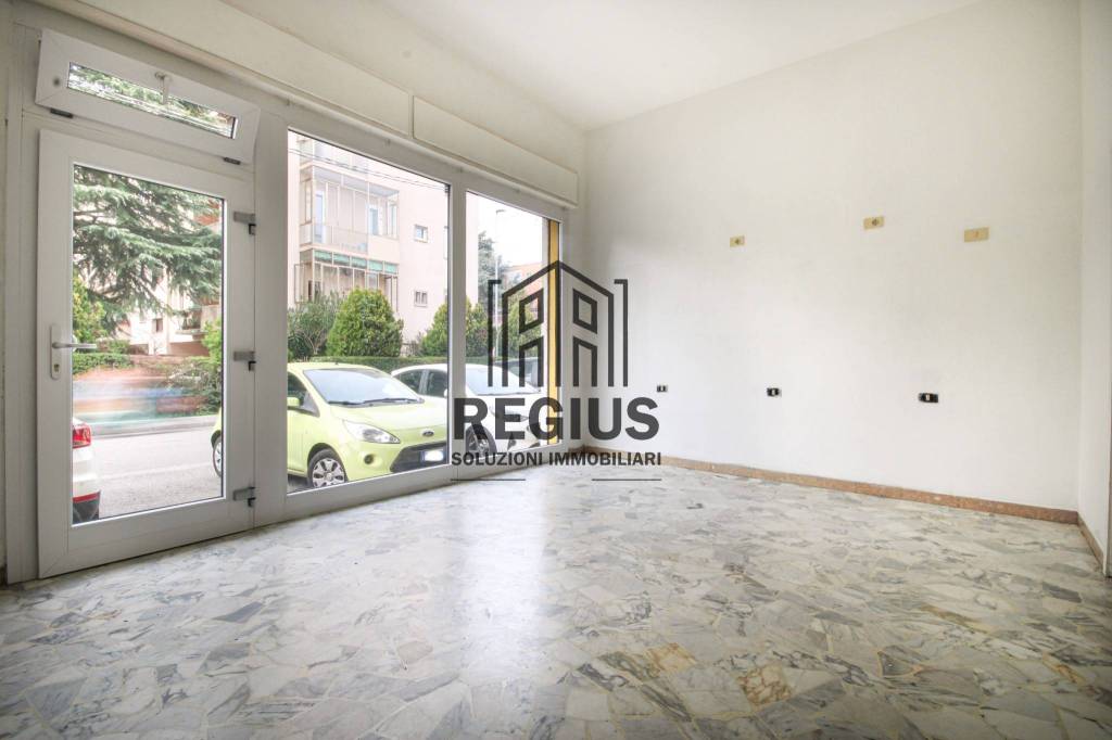 negozio in vendita a Padova in zona Sant'Osvaldo / Santa Rita