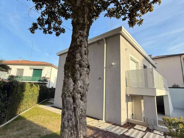 casa indipendente in vendita a Padova in zona Sacra Famiglia