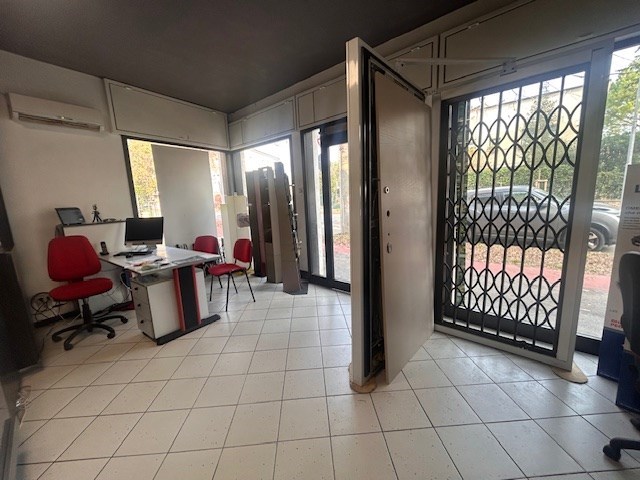 negozio in vendita a Padova in zona Sant'Osvaldo / Santa Rita