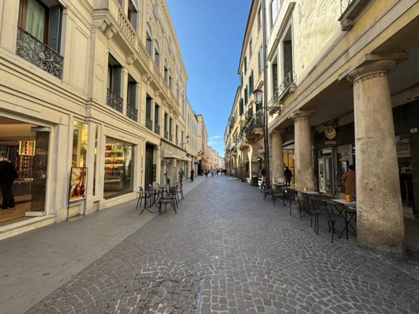 negozio in vendita a Padova in zona Centro Storico