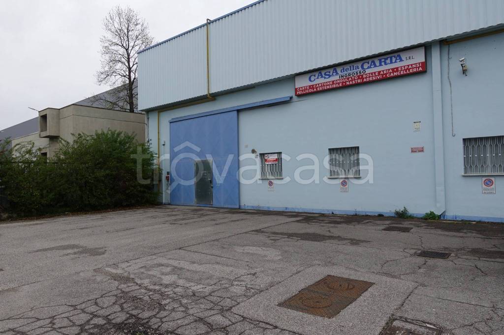 locale commerciale in vendita a Padova in zona Brentelle