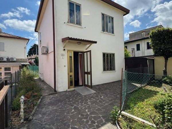 casa indipendente in vendita a Padova in zona Sant'Osvaldo / Santa Rita