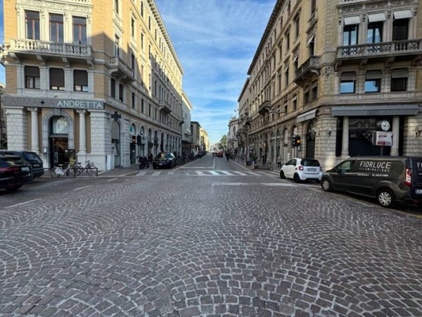 negozio in vendita a Padova in zona Savonarola