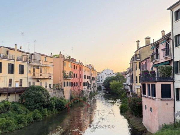 negozio in vendita a Padova in zona Centro Storico