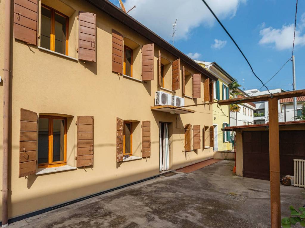 casa indipendente in vendita a Padova in zona Sant'Osvaldo / Santa Rita