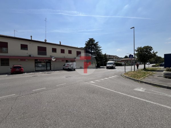 locale commerciale in vendita a Padova in zona San Carlo