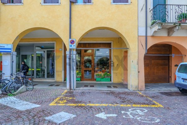 locale commerciale in vendita a Padova in zona Centro Storico