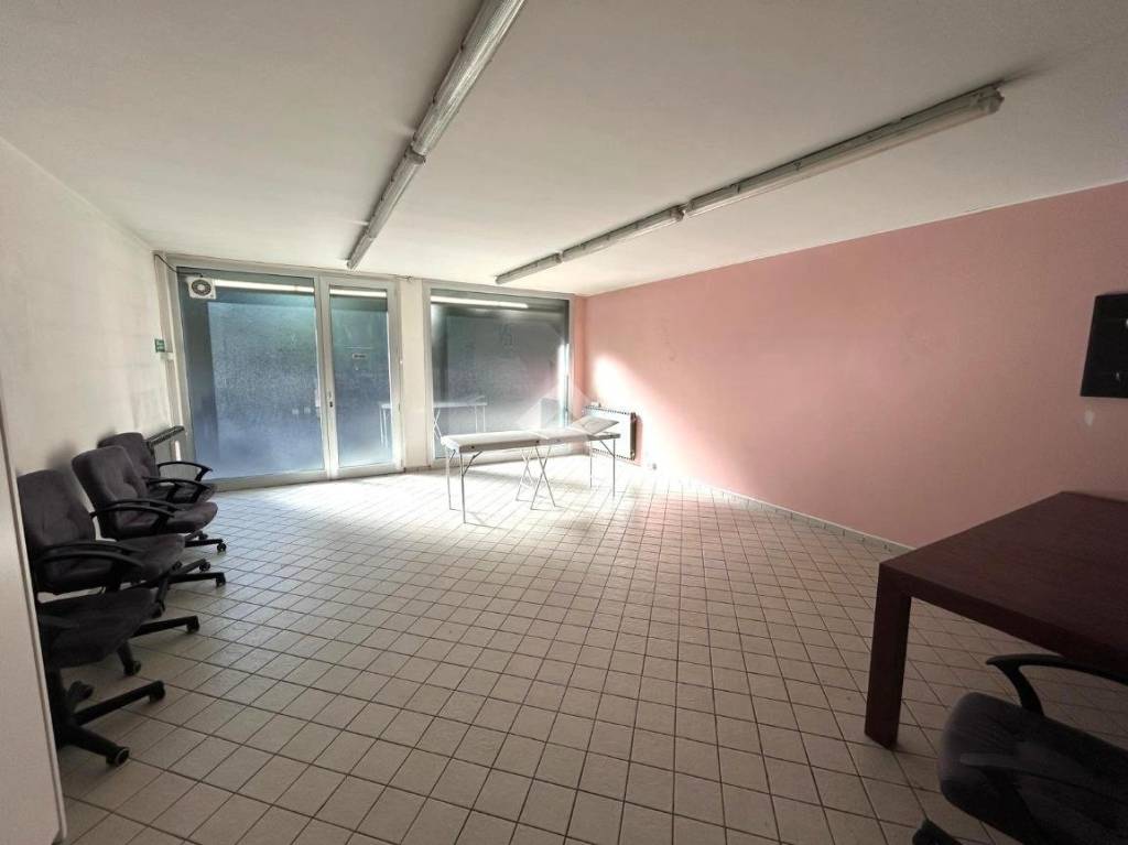 locale commerciale in vendita a Padova in zona Brentelle