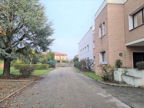 locale commerciale in vendita a Pernumia