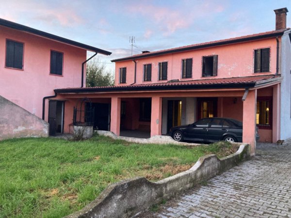 casa indipendente in vendita a Piacenza d'Adige in zona Livelli