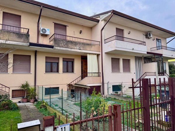 casa indipendente in vendita a Piacenza d'Adige in zona Livelli