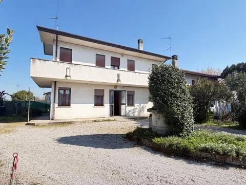 casa indipendente in vendita a Piacenza d'Adige in zona Livelli