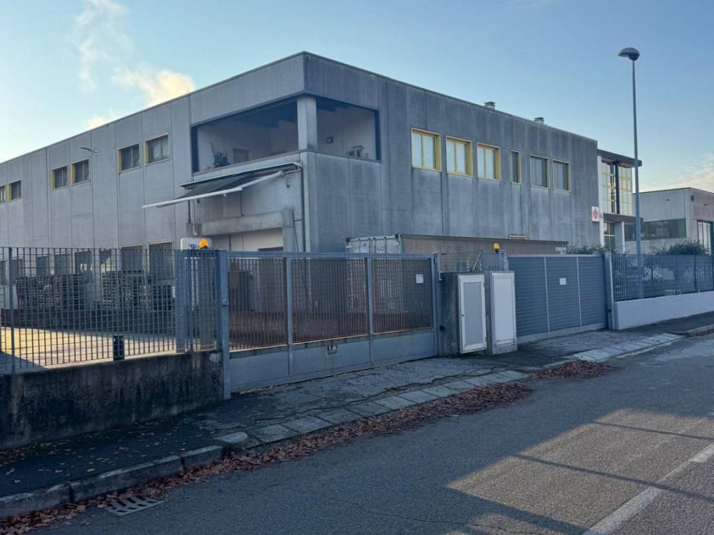 locale commerciale in vendita a Polverara